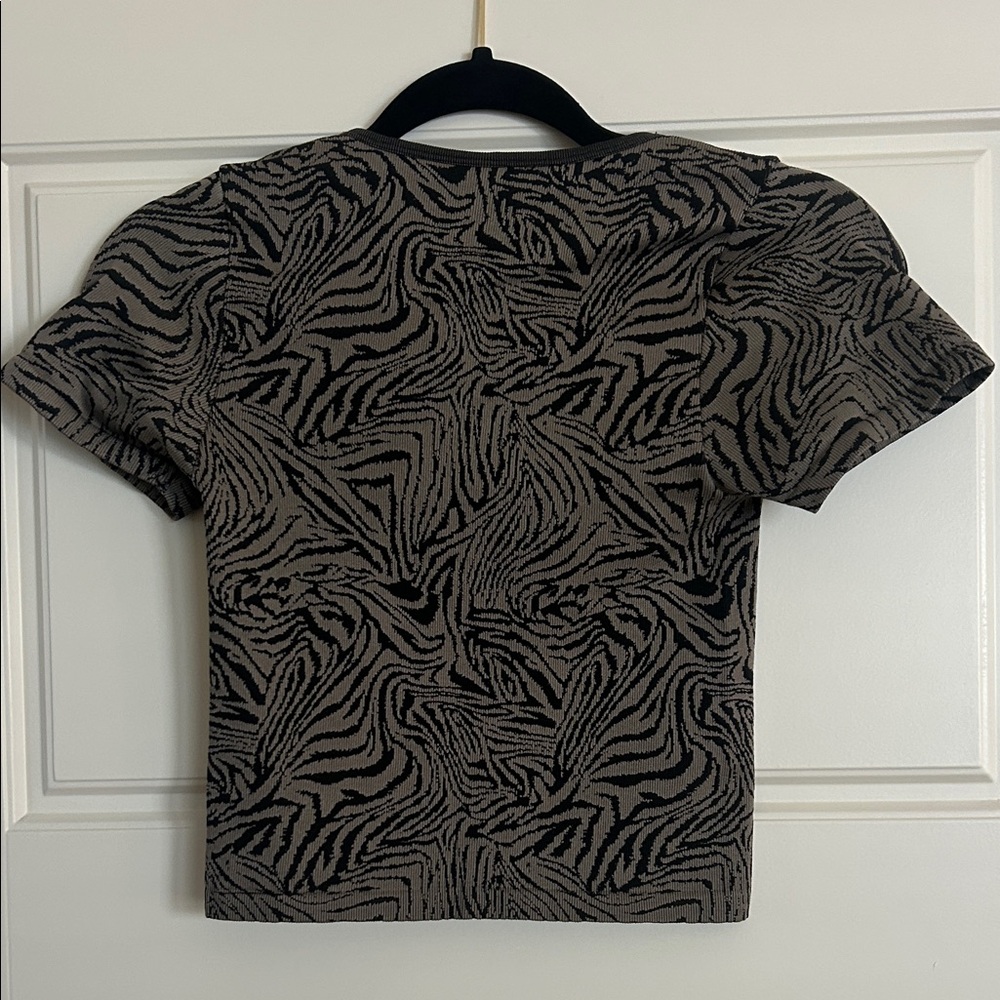 Chic Zebra Pattern Crop Top - Picture 3 of 3